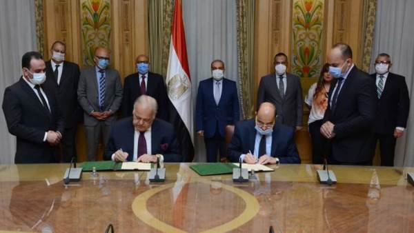 وزير الدولة للإنتاج الحربي يشهد توقيع عقد لفتح مكتب لتسويق المنتجات المدنية للإنتاج الحربي في دولة كينيا