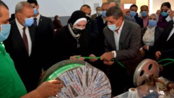 وزيرة الصناعة ومحافظ القليوبية يتفقدان عددا من المصانع بمنطقتى باسوس والعكرشة