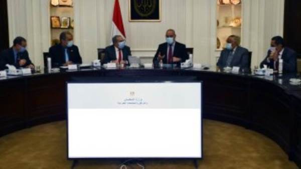 اجتماع حكومي مصغر لبحث توطين الصناعة المحلية