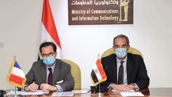 وزير الاتصالات والسفير الفرنسي