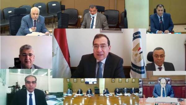 وزير البترول خلال الاجتماع