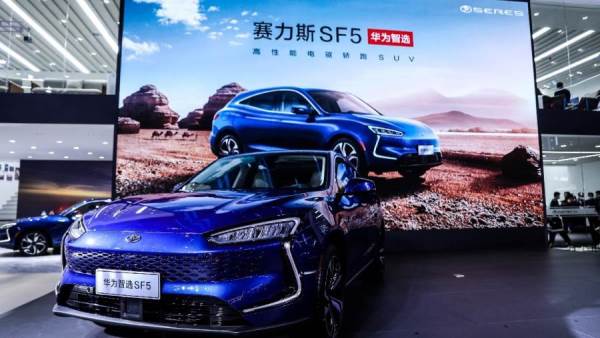 هواوي تكشف النقاب عن سيارة SERES SF5 الكهربائية الذكية