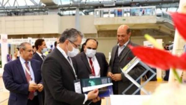 العناني يتفقد الجناح المصري بمعرض السياحة الدولي بروسيا