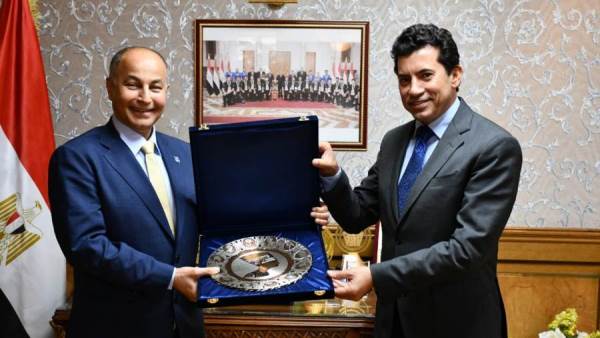 وزير الرياضة يلتقي وفد الاتحاد الدولي للسباحة