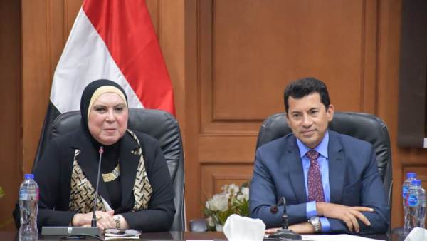 وزير الرياضة ونيفين جامع