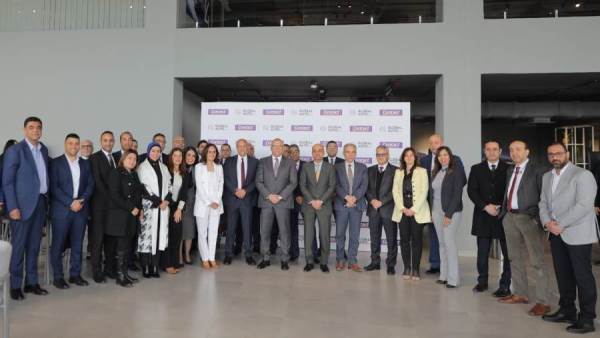 جانب من التوقيع