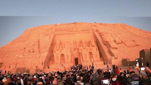 الشمس تتعامد على وجه الملك رمسيس الثاني بأبو سمبل