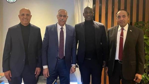 مسئولو اتحاد الكرة مع مندوب فيفا