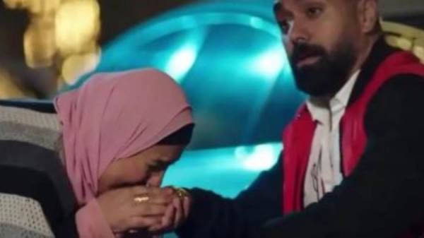 ثريا تقبل يد كارم فتح الله