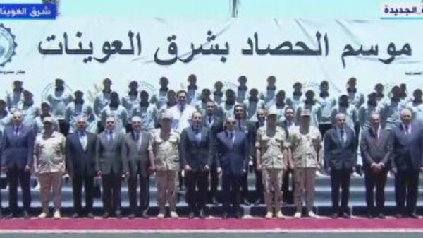 الرئيس السيسي مع عمال مصنع البطاطس بشرق العوينات