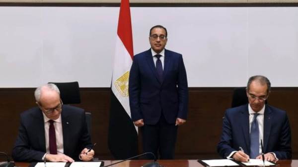 جانب من التوقيع