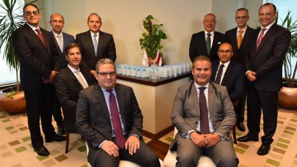 قيادات البنك الأهلي مع جوائز مؤسسة EMEA Finance
