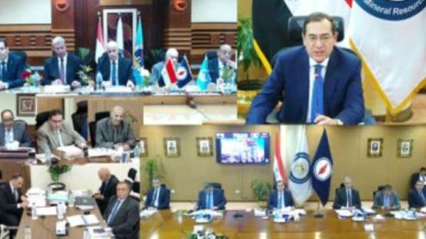 طارق الملا خلال الاجتماع عبر فيديو كونفراس