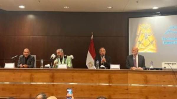 الدكتور مصطفى وزيري خلال المؤتمر الصحفي