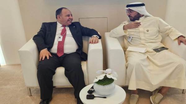 وزير المالية مع نظيره الكويتي