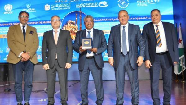 اتحاد المصارف العربية يكرم الدكتور أحمد بن سنكر