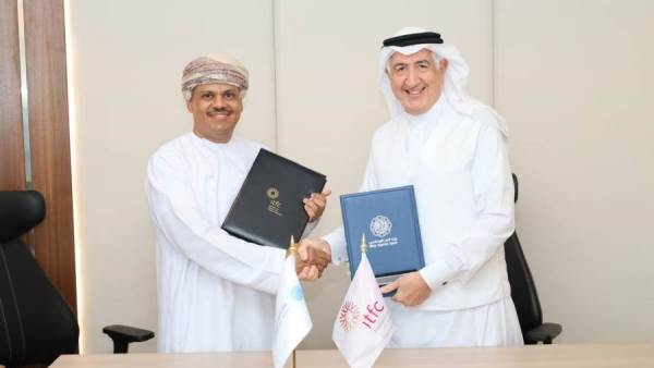 جانب من توقيع الشراكة بين بنك العز الإسلامي والدولية لتمويل التجارة