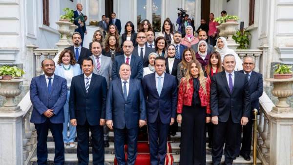 صورة تذكارية بعد التوقيع
