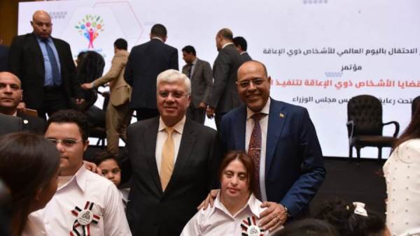 وزير العمل مع بعض من ذي الإعاقة