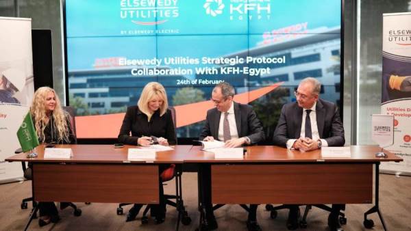 جانب من التوقيع