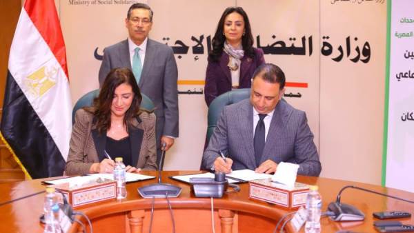 جانب من التوقيع بحضور مايا مرسي و حسن غانم