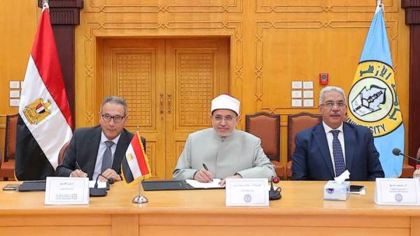 جانب من توقيع البروتوكول بين البنك الأهلي وجامعة الأزهر