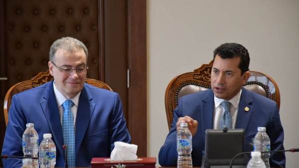 وزير الشباب والرياضة مع رئيس التنظيم والإدارة