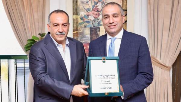 رئيس البنك الزراعي يهدي محافظ أسيوط درع البنك
