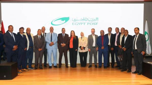 داليا الباز وسط العاملين بالبريد