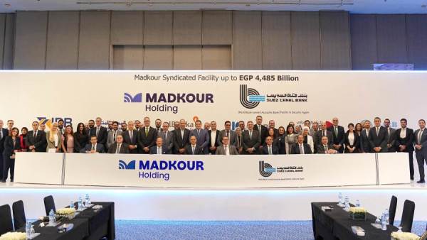 صورة تذكارية بعد التوقيع