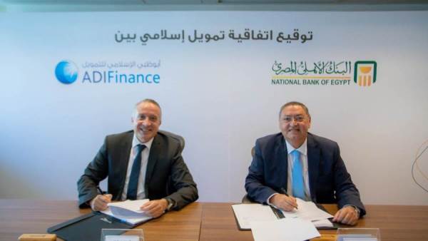 جانب من التوقيع