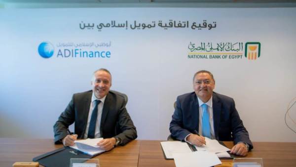 جانب من التوقيع