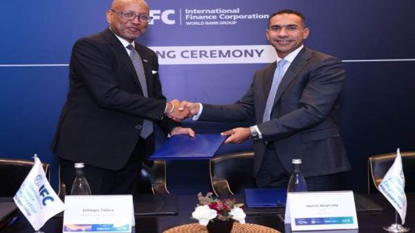 جانب من التوقيع