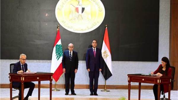 جانب من التوقيع