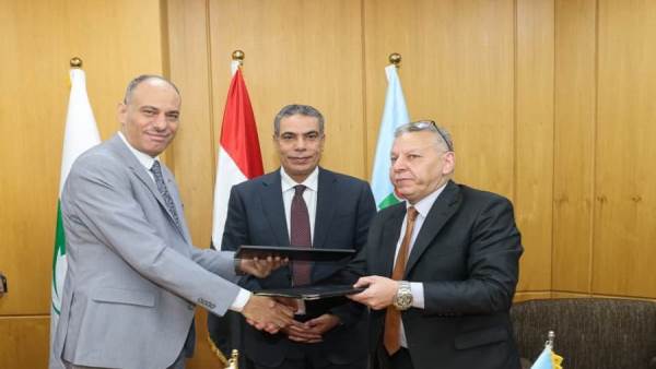 جانب من التوقيع