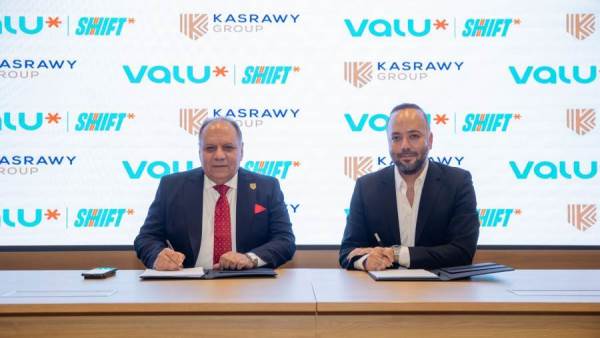 جانب من التوقيع