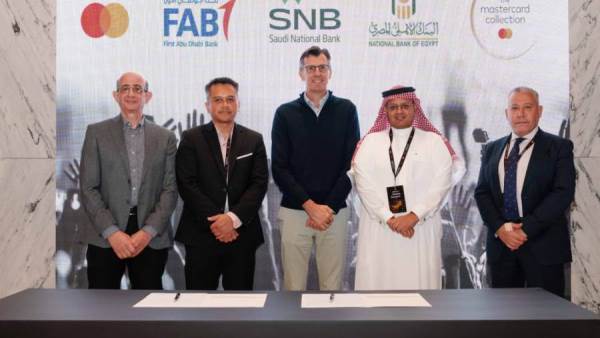 جانب من التوقيع