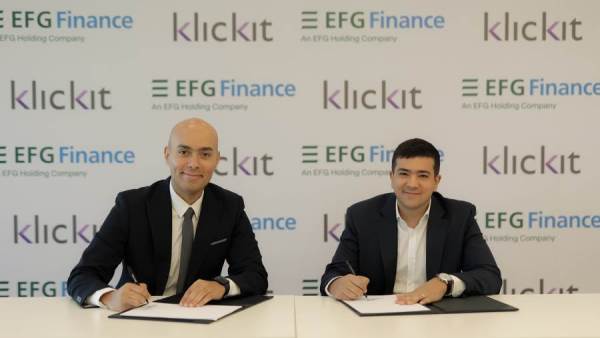 جانب من التوقيع