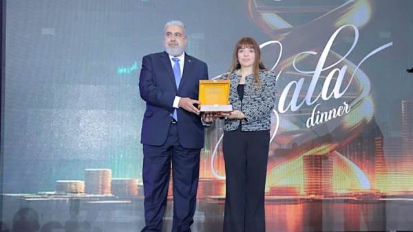 دينا أبوطالب تستلم الجائزة