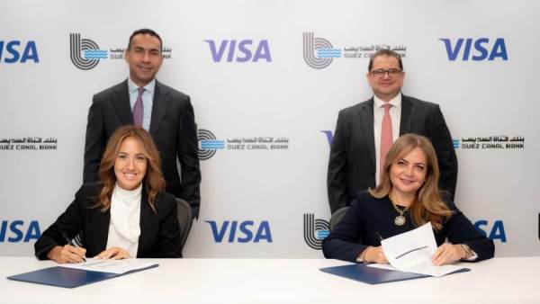 جانب من التوقيع