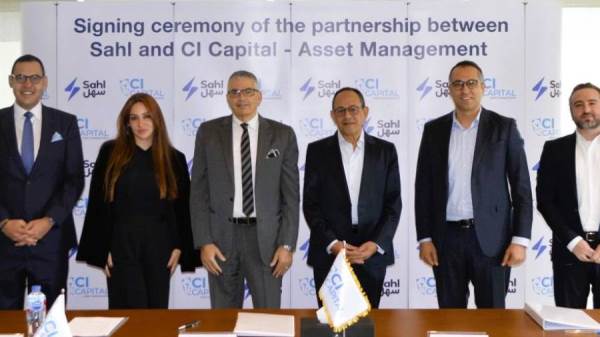 جانب من التوقيع