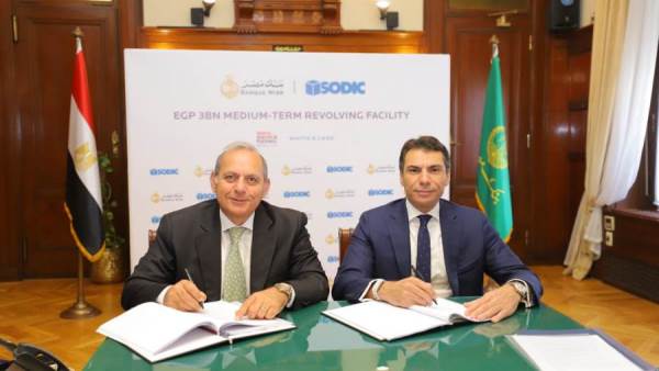 جانب من التوقيع