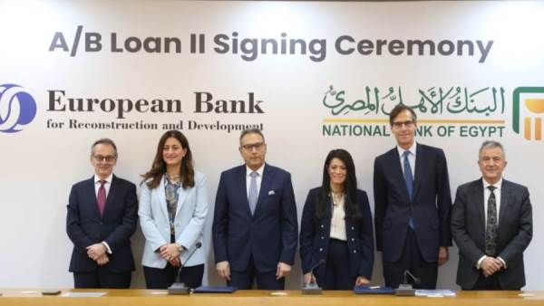 جانب من التوقيع