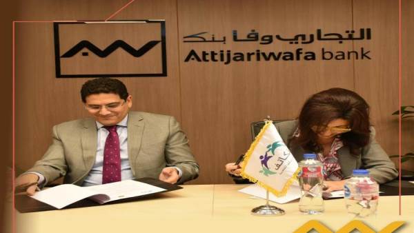 جانب من التوقيع