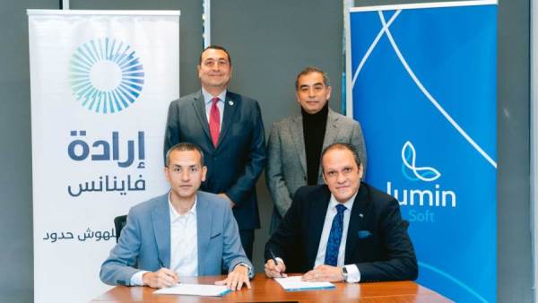 جانب من التوقيع