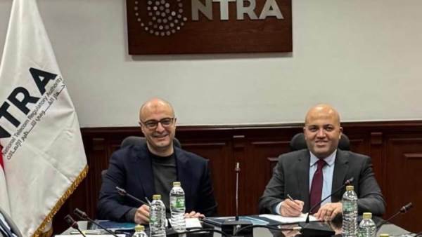 جانب من التوقيع