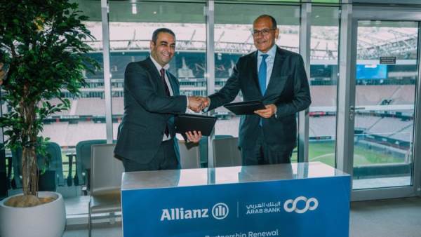 جانب من التوقيع