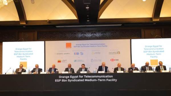 جانب من التوقيع