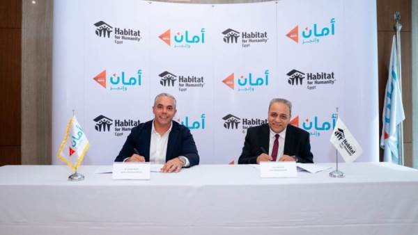 جانب من التوقيع