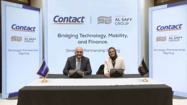 جانب من التوقيع